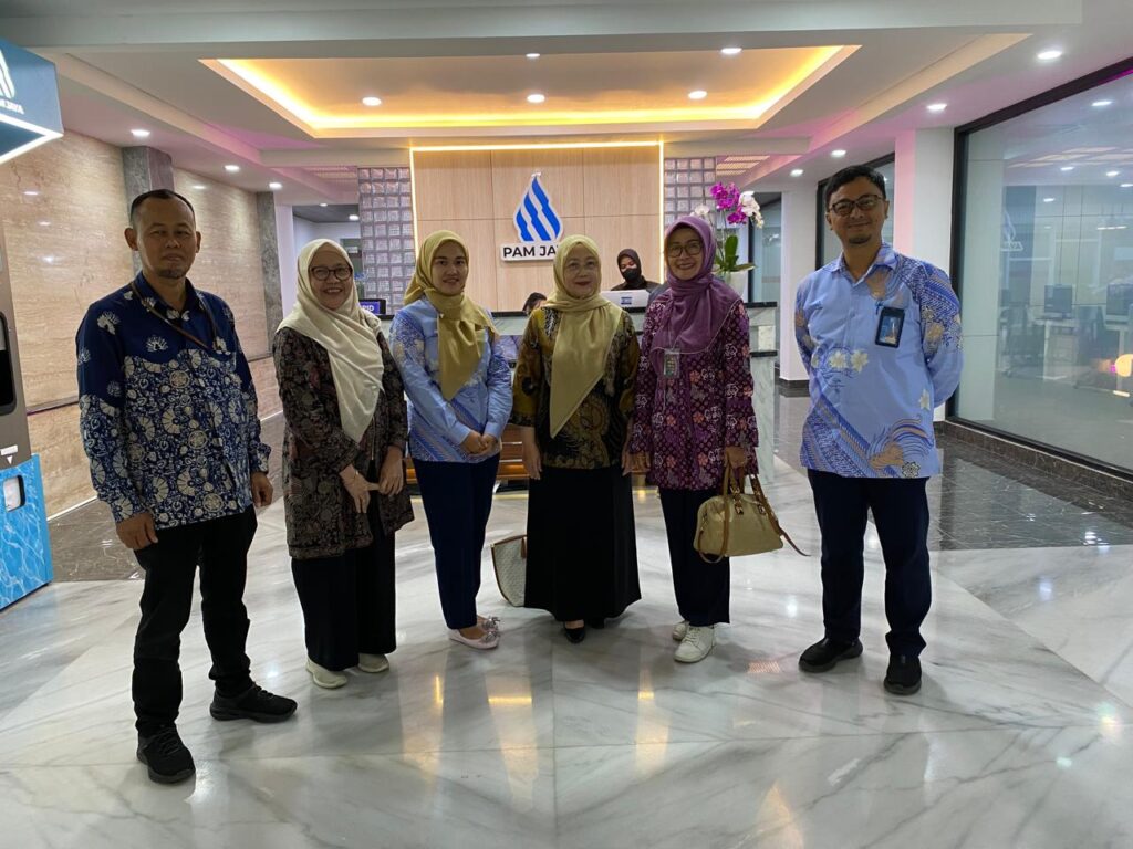Perwakilan DPD IAPI Jakarta dan PAM Jaya berfoto bersama di kantor PAM Jaya